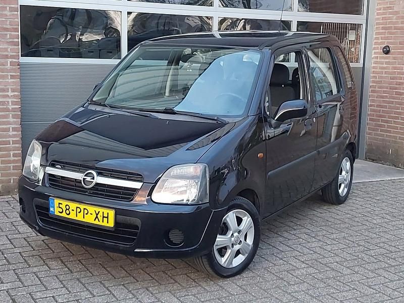 Zwart (metallic) Gebruikt 2004 Opel Agila Hatchback | € 950 (Eerlijke prijs) - Afbeelding 1/4