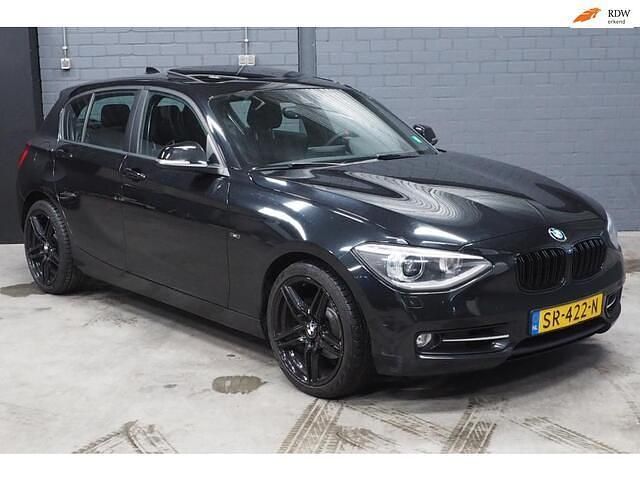 Zwart (metallic) Occasion 2013 BMW 118 Executive Hatchback | € 8.750 (Super prijs) - Afbeelding 1/4