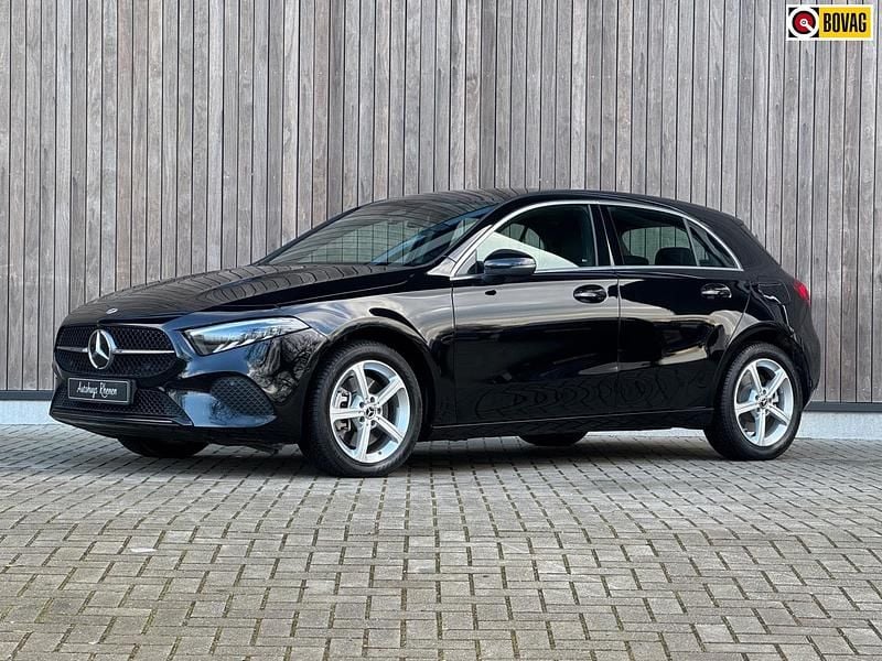 Zwart Occasion 2024 Mercedes A250 Edition Sedan | € 31.900 (Super prijs) - Afbeelding 1/4