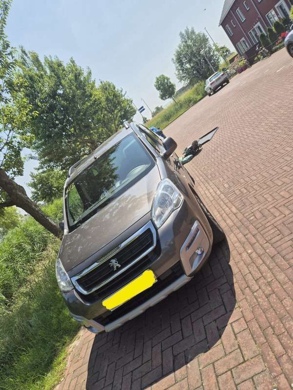 Grijs Gebruikt 2017 Peugeot Partner Tepee Active MPV | € 9.500 (Goede deal) - Afbeelding 1/4