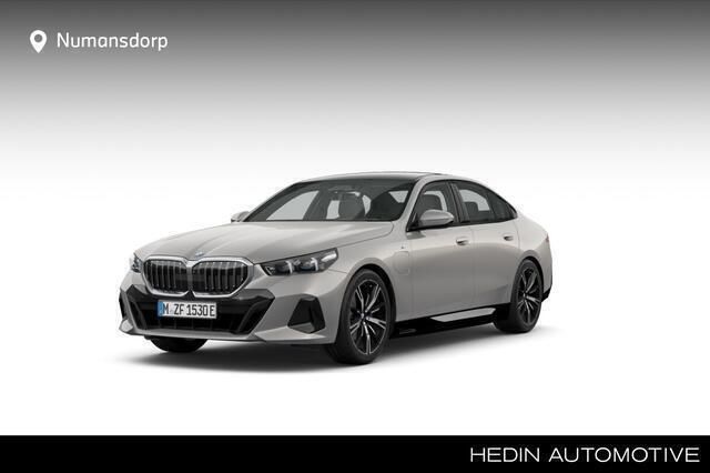 Grijs Nieuw 2025 BMW 530e M Sport Sedan | € 86.141 (Duur) - Afbeelding 1/3