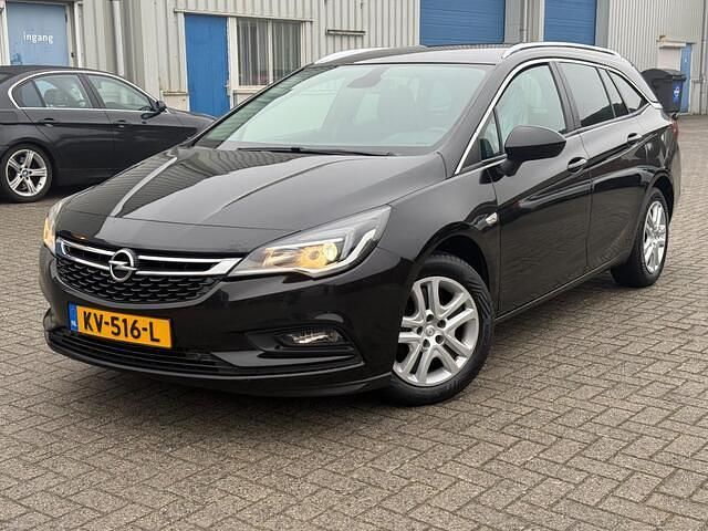 Zwart (metallic) Occasion 2017 Opel Astra Business Stationwagen | € 6.995 (Goede deal) - Afbeelding 1/4