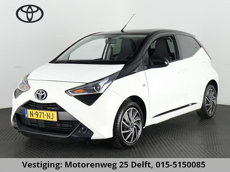Wit Gebruikt 2022 Toyota Aygo X-play Hatchback | € 12.900 (Super prijs) - Afbeelding 1/3