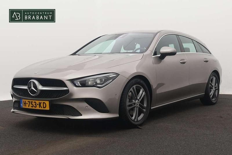 Grijs, metallic lak Gebruikt 2020 Mercedes CLA200 Shooting Brake Business Stationwagen | € 21.945 (Super prijs) - Afbeelding 1/3