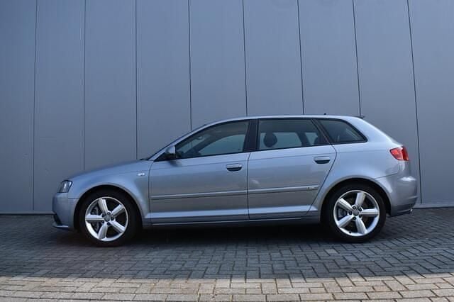 Grijs (metallic) Occasion 2006 Audi A3 Ambition Hatchback | € 9.950 (Eerlijke prijs) - Afbeelding 1/4