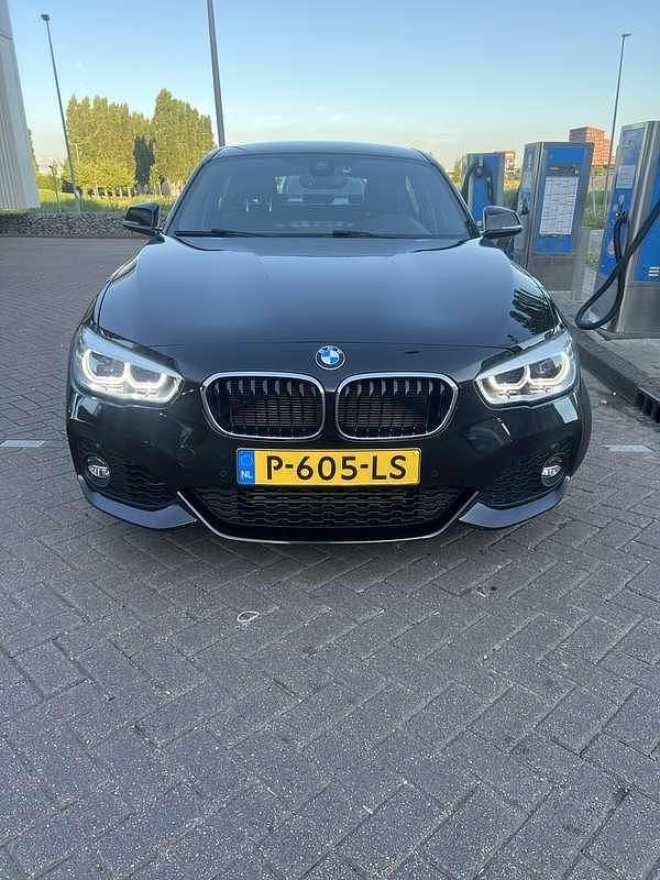 Zwart Gebruikt 2018 BMW 118 Executive Hatchback | € 20.700 (Eerlijke prijs) - Afbeelding 1/4