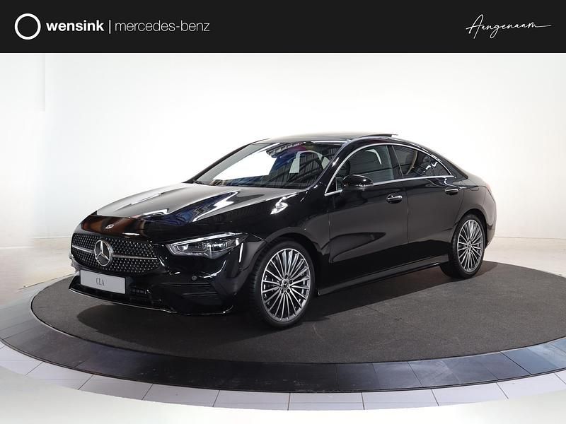 Zwart, metallic lak Occasion 2025 Mercedes CLA180 Business Sedan | € 49.850 - Afbeelding 1/4