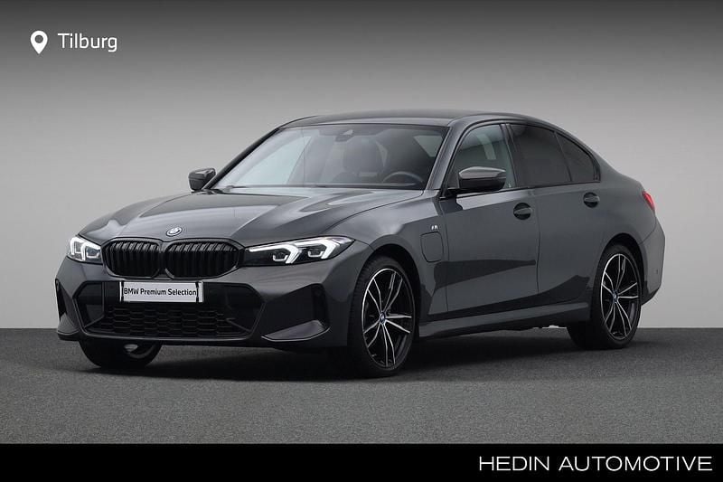 Grijs Gebruikt 2024 BMW 330e Shadowline Sedan | € 45.880 (Eerlijke prijs) - Afbeelding 1/4