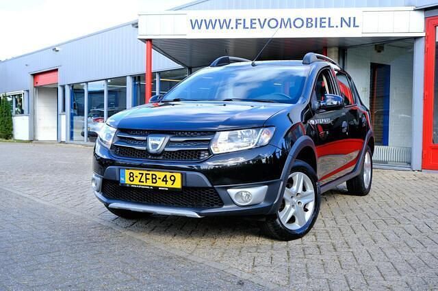 Zwart Gebruikt 2015 Dacia Sandero Lauréate Hatchback | € 7.750 (Eerlijke prijs) - Afbeelding 1/4