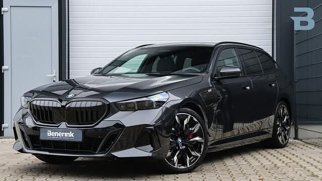 Grijs Gebruikt 2025 BMW 550e M Sport Stationwagen | € 99.950 (Super prijs) - Afbeelding 1/4