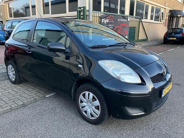 Zwart Occasion 2009 Toyota Yaris Hatchback | € 1.499 (Goede deal) - Afbeelding 1/4