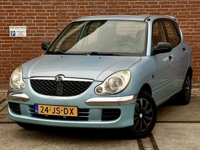 Blauw, metallic lak Gebruikt 2002 Daihatsu Sirion Hatchback | € 1.450 (Eerlijke prijs) - Afbeelding 1/4