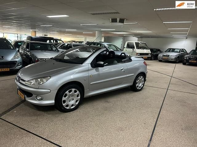 Grijs Gebruikt 2004 Peugeot 206 CC Cabriolet | € 1.750 (Eerlijke prijs) - Afbeelding 1/4