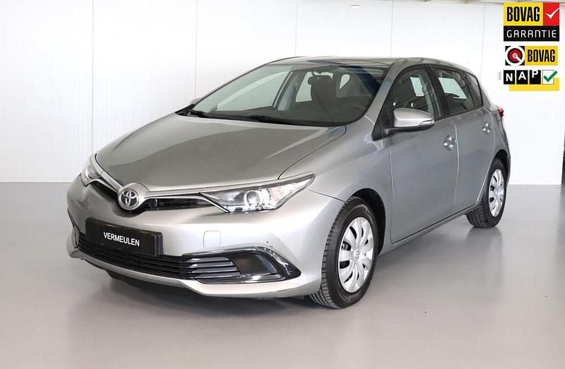 Grijs (metallic) Gebruikt 2016 Toyota Auris Hatchback | € 11.250 (Eerlijke prijs) - Afbeelding 1/4