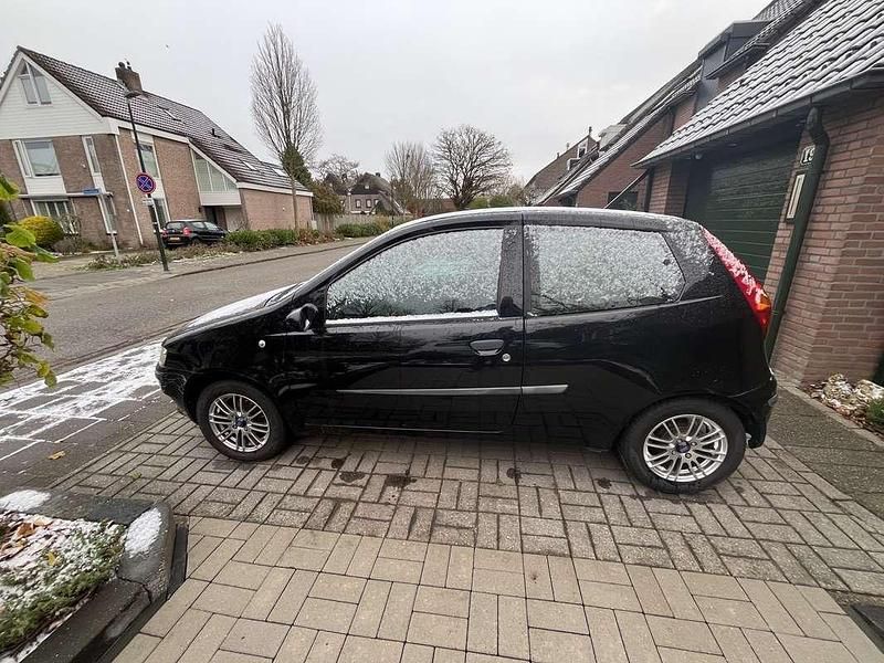 Zwart Gebruikt 2002 Fiat Punto Dynamic Hatchback | € 1.500 (Eerlijke prijs) - Afbeelding 1/4