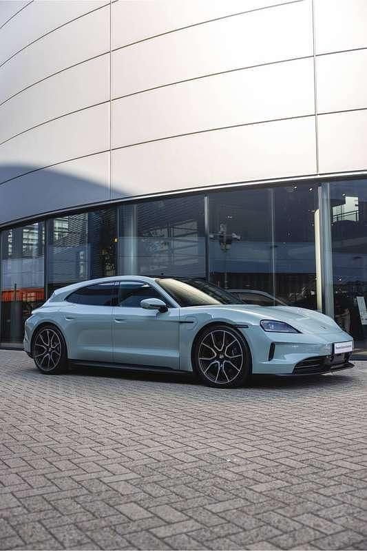 Groen, metallic lak Gebruikt 2024 Porsche Taycan Sport Sedan | € 97.950 (Eerlijke prijs) - Afbeelding 1/4