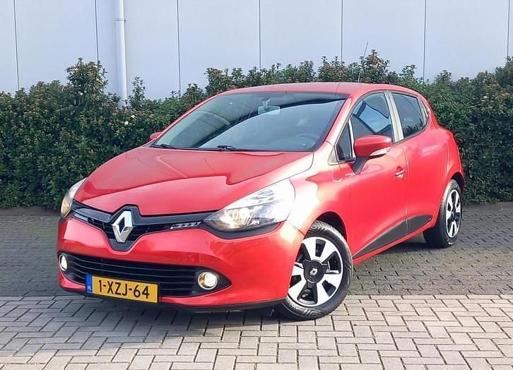 Rood (metallic) Gebruikt 2013 Renault Clio IV Collection Hatchback | € 3.950 (Iets duurder) - Afbeelding 1/4