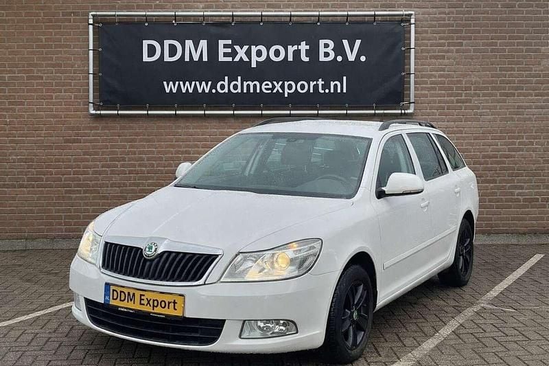 Wit Occasion 2012 Skoda Octavia Ambition Stationwagen | € 3.900 (Eerlijke prijs) - Afbeelding 1/4