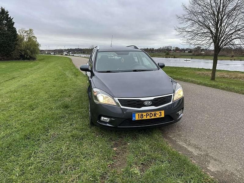 Grijs Gebruikt 2011 Kia Ceed Hatchback | € 4.075 (Eerlijke prijs) - Afbeelding 1/4