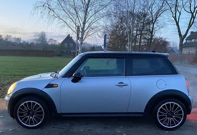 Grijs (metallic) Gebruikt 2007 Mini Cooper Hatchback | € 1.850 (Goede deal) - Afbeelding 1/4