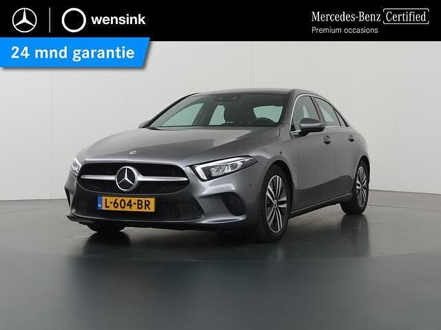 Grijs Gebruikt 2021 Mercedes A180 Business Sedan | € 25.850 (Goede deal) - Afbeelding 1/4