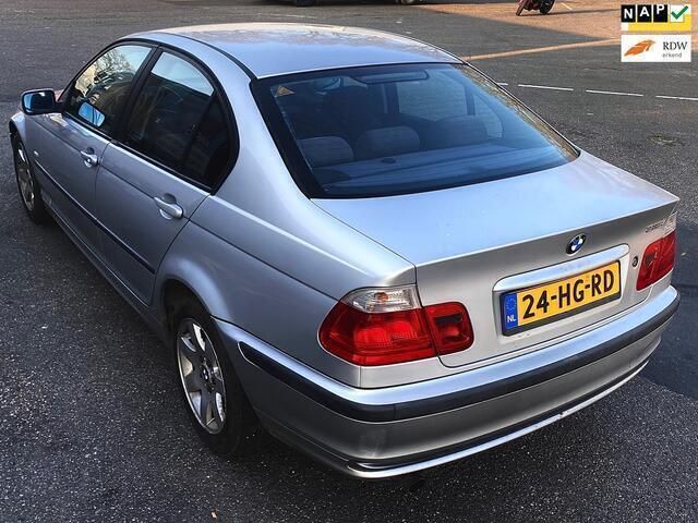 Grijs, metallic lak Gebruikt 2001 BMW 318 Sedan | € 2.599 (Eerlijke prijs) - Afbeelding 1/4