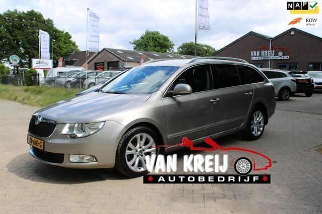 Grijs Gebruikt 2010 Skoda Superb Business Line Stationwagen | € 8.650 (Duur) - Afbeelding 1/4