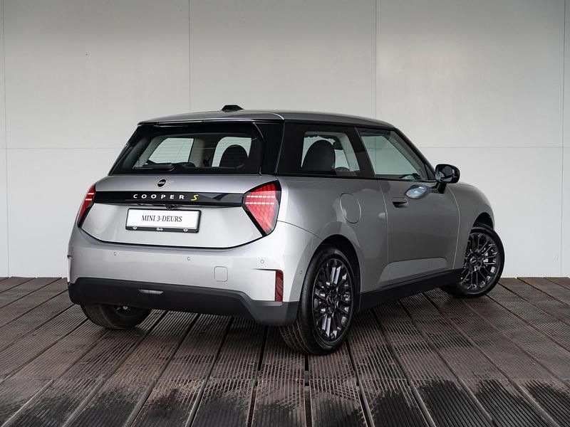 Nieuw Mini Cooper SE Essential 160 kW (218 PK) 2025 Zilver Hatchback