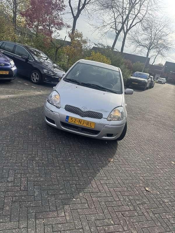Grijs Gebruikt 2003 Toyota Yaris Sedan | € 1.000 (Super prijs) - Afbeelding 1/4