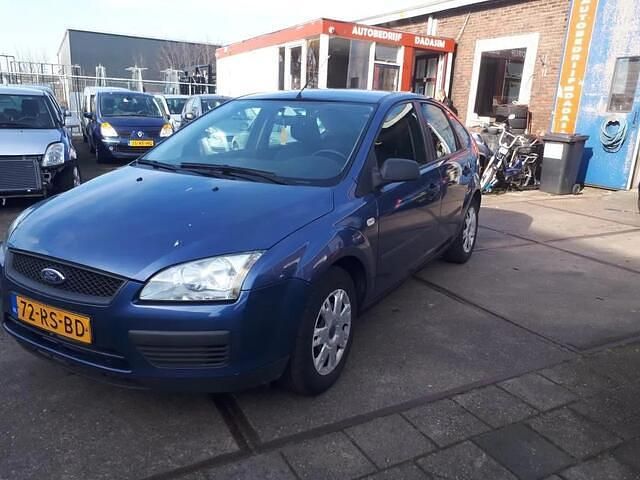Blauw Gebruikt 2005 Ford Focus Hatchback | € 2.050 (Eerlijke prijs) - Afbeelding 1/4