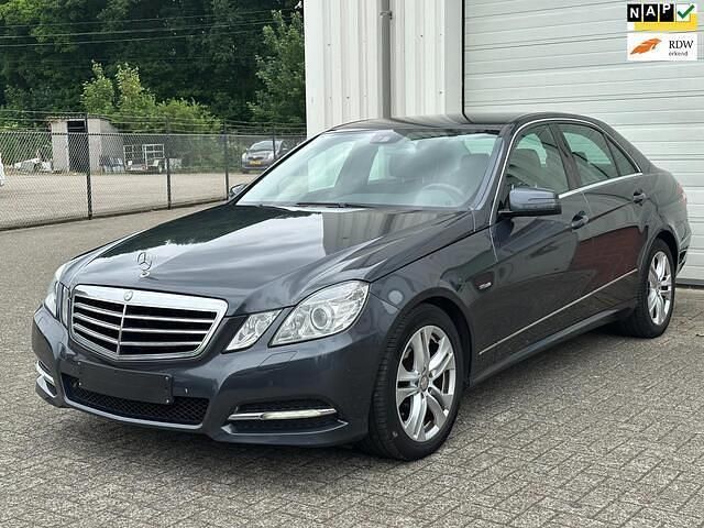 Grijs Gebruikt 2010 Mercedes E200 Avantgarde Sedan | € 5.645 (Eerlijke prijs) - Afbeelding 1/4