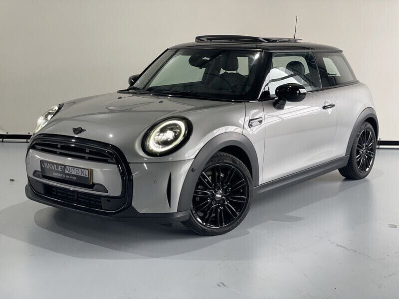 Grijs Gebruikt 2023 Mini Cooper Hatchback | € 25.950 - Afbeelding 1/4