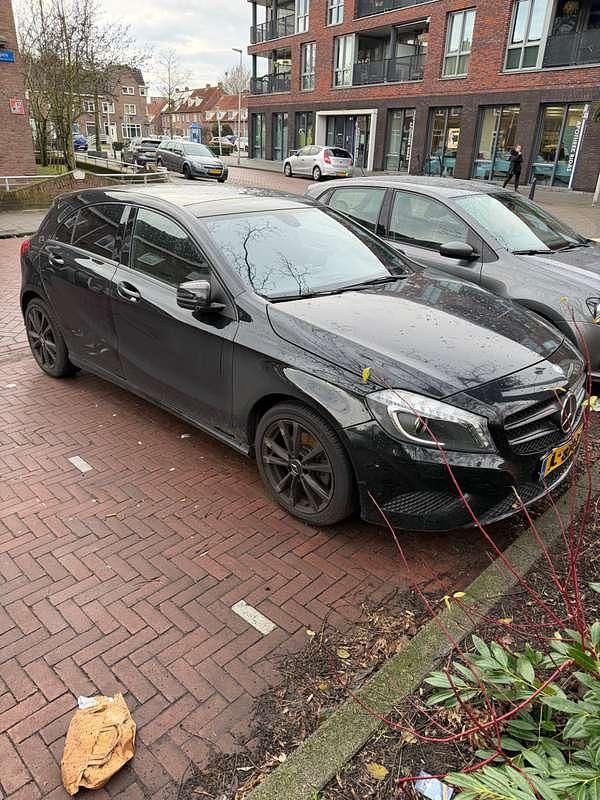 Zwart Occasion 2013 Mercedes A180 Ambition Hatchback | € 9.800 (Super prijs) - Afbeelding 1/4