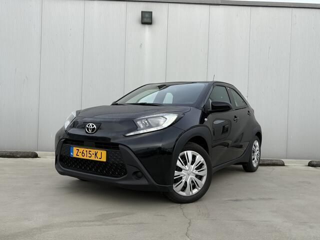 Zwart Gebruikt 2024 Toyota Aygo X Play SUV | € 18.999 - Afbeelding 1/4