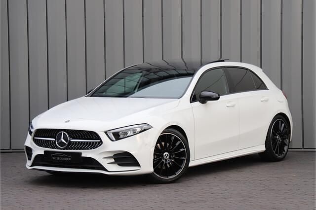 Wit Occasion 2018 Mercedes A200 AMG Hatchback | € 24.950 (Eerlijke prijs) - Afbeelding 1/4
