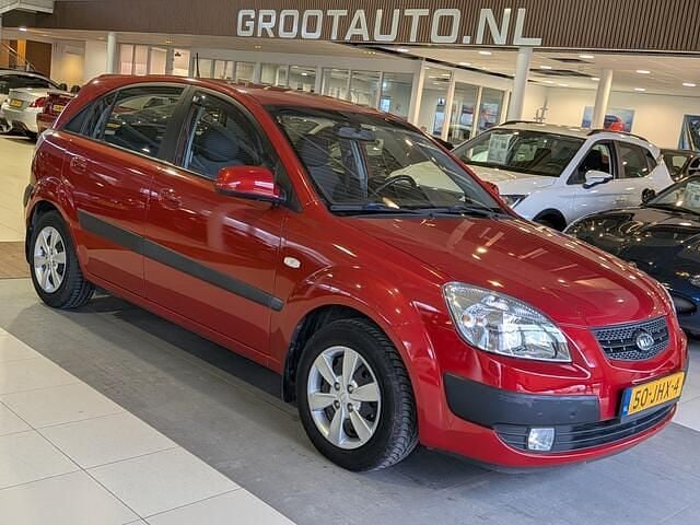 Rood (metallic) Gebruikt 2009 Kia Rio Hatchback | € 2.944 (Eerlijke prijs) - Afbeelding 1/4
