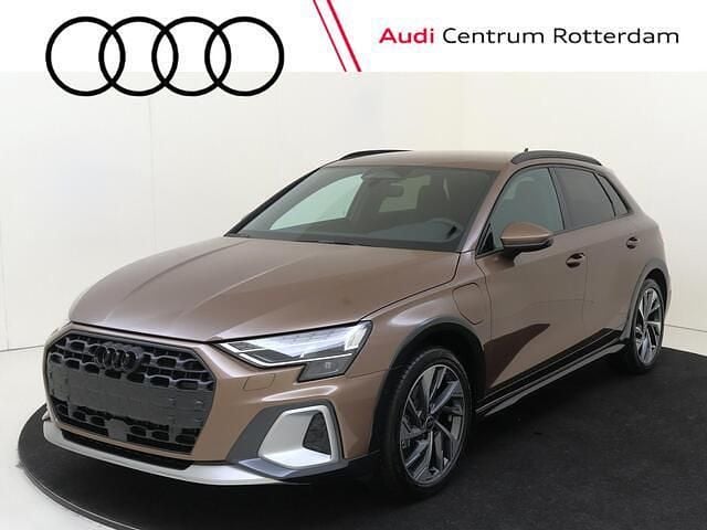 Bruin Occasion 2025 Audi A3 Sportback Advanced Hatchback | € 57.950 - Afbeelding 1/4