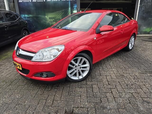 Rood (metallic) Occasion 2008 Opel Astra Cabriolet Cabriolet | € 5.450 (Iets duurder) - Afbeelding 1/4
