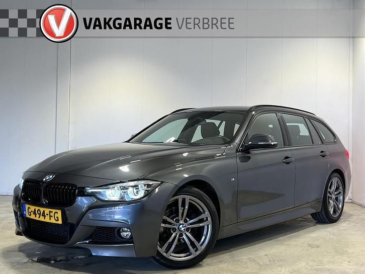 Grijs Occasion 2019 BMW 318 M Sport Stationwagen | € 20.740 (Goede deal) - Afbeelding 1/4