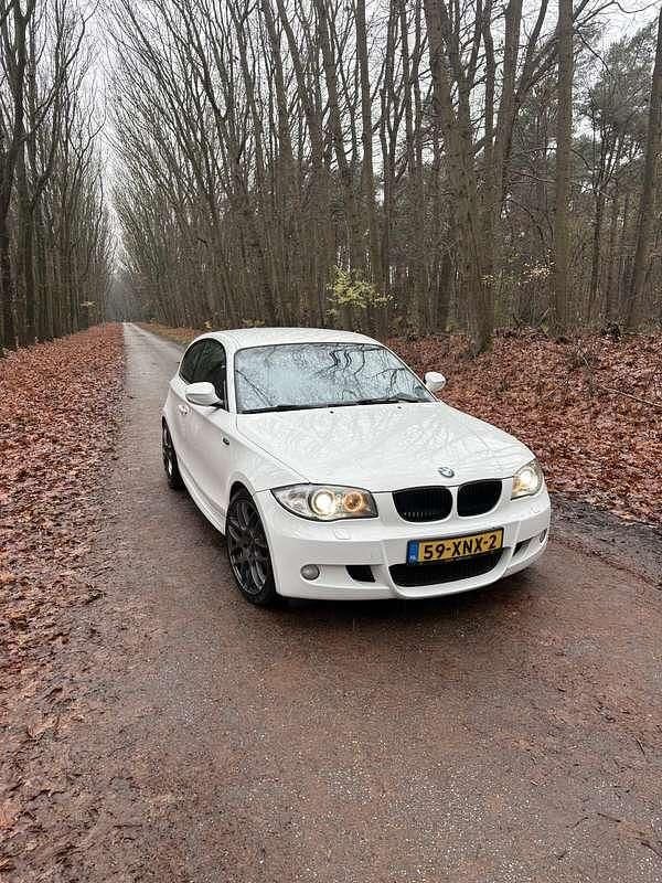 Wit Gebruikt 2012 BMW 120 Hatchback | € 7.500 (Eerlijke prijs) - Afbeelding 1/4