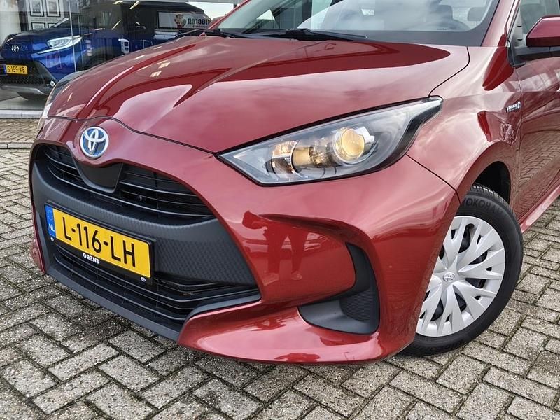 Occasion Toyota Yaris Hybrid Active 2021 Rood (metallic) Hatchback