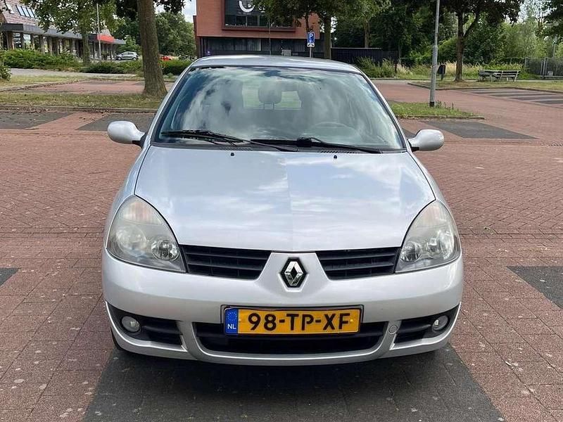 Grijs Gebruikt 2007 Renault Clio II Campus Hatchback | € 2.150 (Eerlijke prijs) - Afbeelding 1/4
