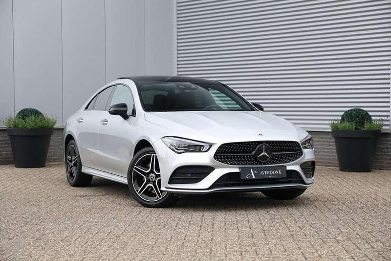 Grijs Gebruikt 2023 Mercedes CLA250e AMG Sedan | € 39.990 (Eerlijke prijs) - Afbeelding 1/4