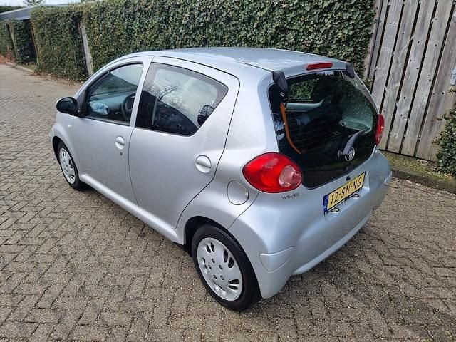 Occasion Toyota Aygo 68 PK (50 kW) 2006 Grijs (metallic) Hatchback