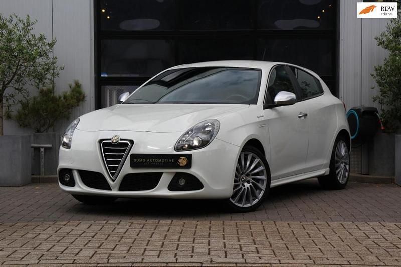 Hatchback Gebruikt 2011 Alfa Romeo Giulietta Hatchback | € 11.985 (Iets duurder) - Afbeelding 1/4