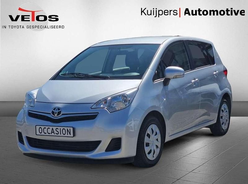 Zilver Gebruikt 2011 Toyota Verso-S Life MPV | € 7.295 (Eerlijke prijs) - Afbeelding 1/4