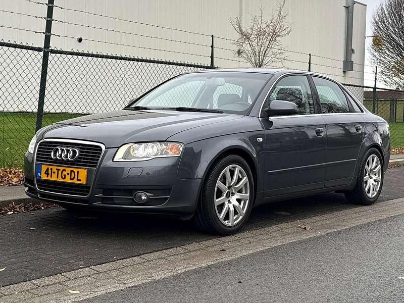 Grijs (metallic) Gebruikt 2006 Audi A4 Sedan | € 7.995 (Duur) - Afbeelding 1/4