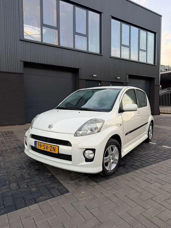 Wit Occasion 2006 Daihatsu Sirion Hatchback | € 2.750 (Duur) - Afbeelding 1/4