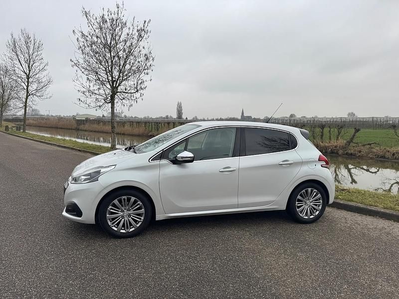 Wit Occasion 2015 Peugeot 208 Hatchback | € 6.450 (Goede deal) - Afbeelding 1/4
