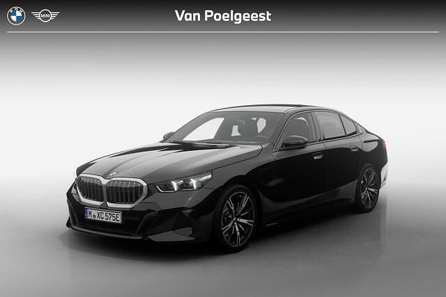 Zwart, metallic lak Nieuw 2025 BMW 530e M Sport Sedan | € 86.277 (Eerlijke prijs) - Afbeelding 1/4